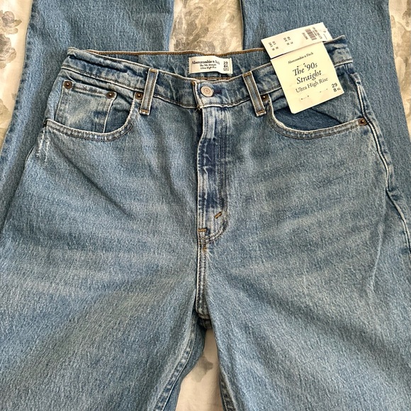 ✨✨✨NWT Abercrombie X-Long Ultra High Rise 90’s Jeans - Picture 3 of 5